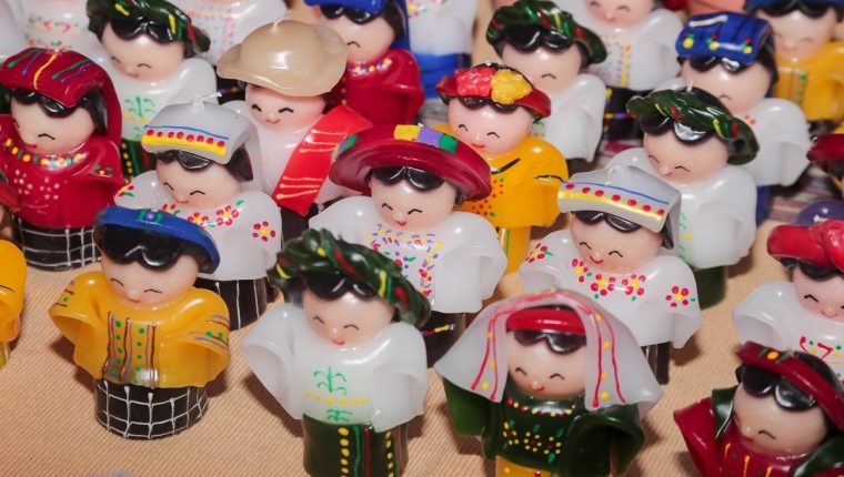 Velas vestidas con trajes guatemaltecos iluminan a Australia, Europa y EE. UU.